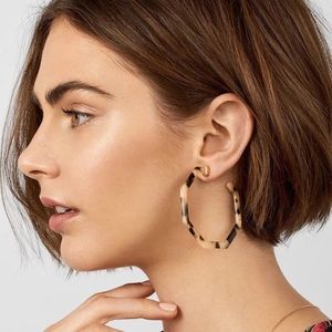 ❤️BaubleBar Devri Blonde tortoise hoop earrings!❤️